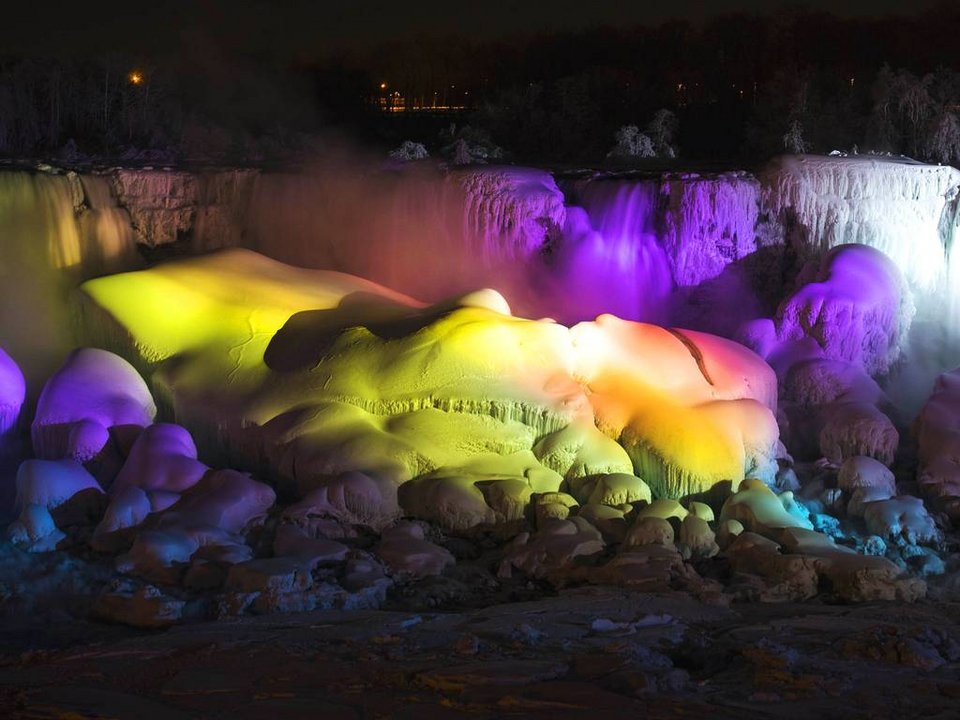 Οι καταρράκτες του Νιαγάρα πάγωσαν και θυμίζουν μπάλες παγωτού -Φαντασμαγορικό και απόκοσμο θέαμα [εικόνες] | iefimerida.gr 1
