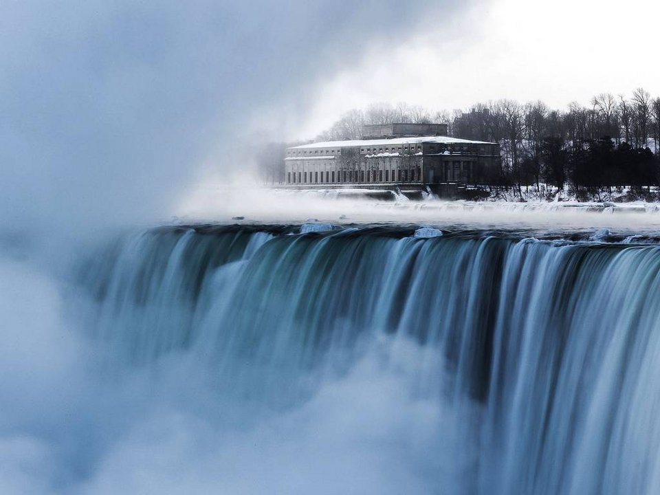 Οι καταρράκτες του Νιαγάρα πάγωσαν και θυμίζουν μπάλες παγωτού -Φαντασμαγορικό και απόκοσμο θέαμα [εικόνες] | iefimerida.gr 4
