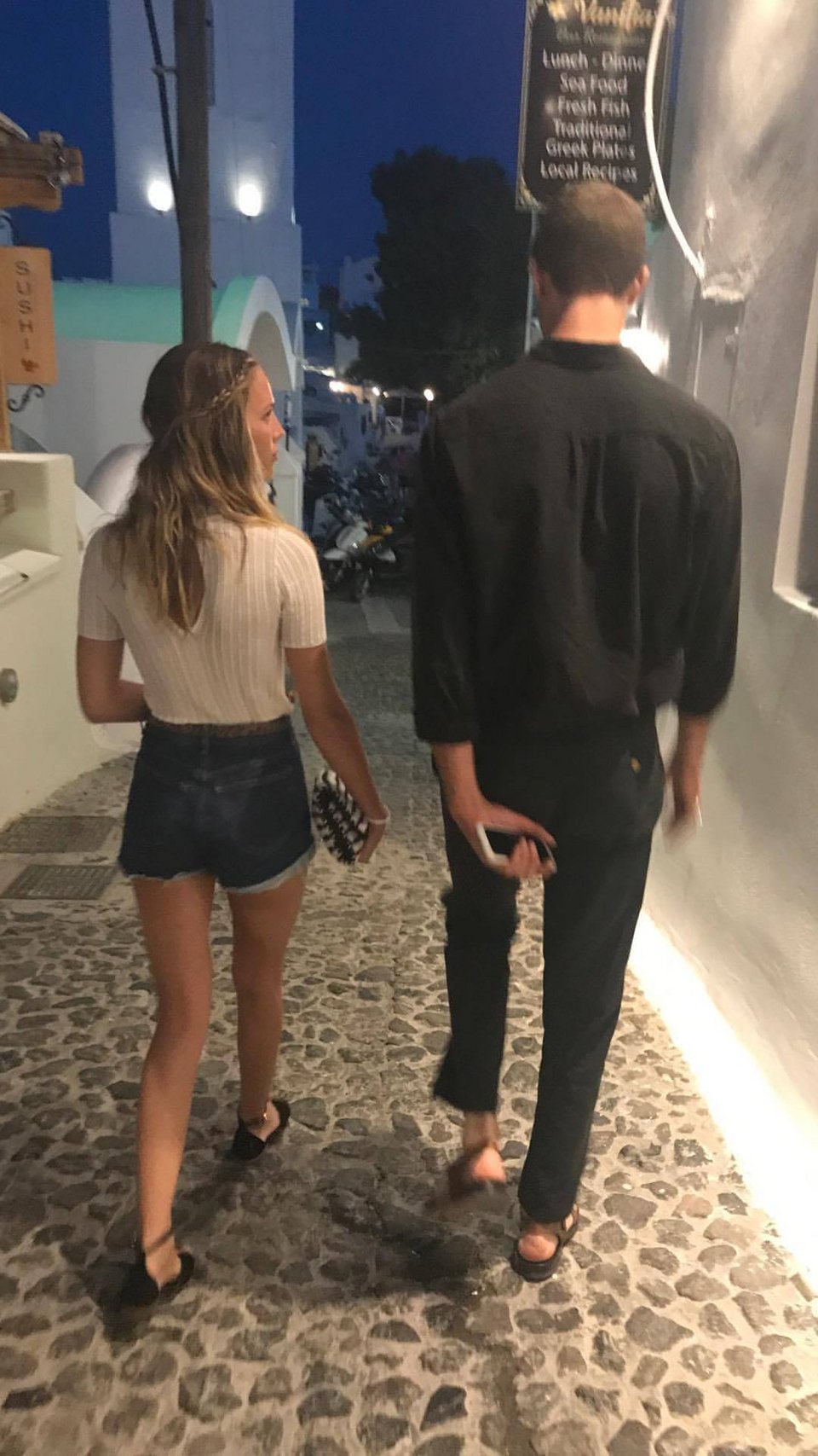 Οι χλιδάτες διακοπές της Ευγενίας Νιάρχου στη Σαντορίνη με την παρέα της [εικόνες] | iefimerida.gr 4