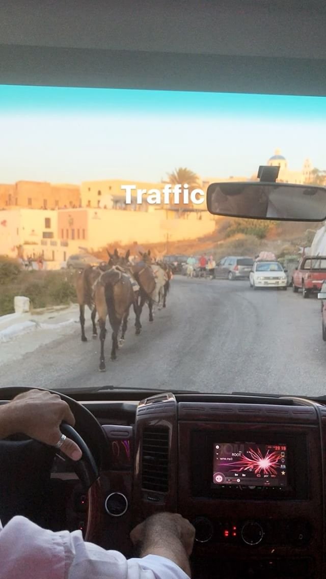 Οι χλιδάτες διακοπές της Ευγενίας Νιάρχου στη Σαντορίνη με την παρέα της [εικόνες] | iefimerida.gr 7