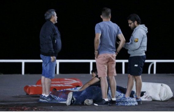 Σοκ και θλίψη -Φωτογραφίες και βίντεο από τη νέα νύχτα τρόμου στη Νίκαια της Γαλλίας [εικόνες & βίντεο] | iefimerida.gr 14