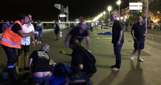 Σοκ και θλίψη -Φωτογραφίες και βίντεο από τη νέα νύχτα τρόμου στη Νίκαια της Γαλλίας [εικόνες & βίντεο] | iefimerida.gr 15