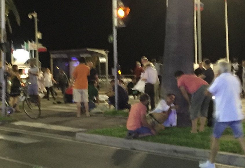 Σοκ και θλίψη -Φωτογραφίες και βίντεο από τη νέα νύχτα τρόμου στη Νίκαια της Γαλλίας [εικόνες & βίντεο] | iefimerida.gr 16