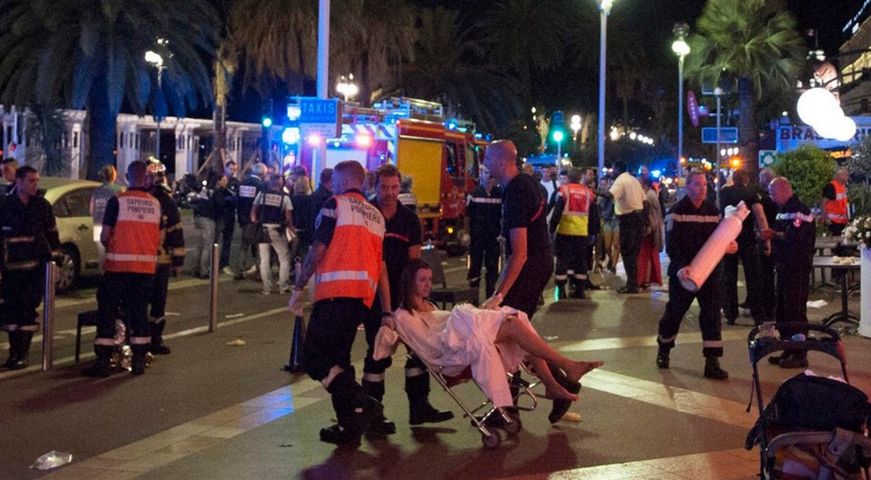 Σοκ και θλίψη -Φωτογραφίες και βίντεο από τη νέα νύχτα τρόμου στη Νίκαια της Γαλλίας [εικόνες & βίντεο] | iefimerida.gr 3