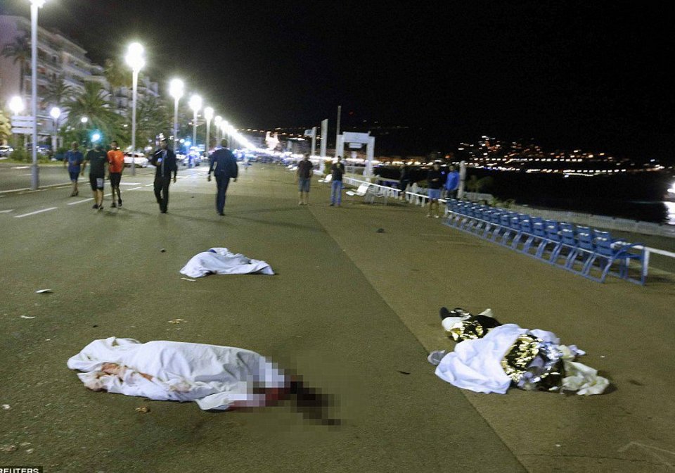 Σοκ και θλίψη -Φωτογραφίες και βίντεο από τη νέα νύχτα τρόμου στη Νίκαια της Γαλλίας [εικόνες & βίντεο] | iefimerida.gr 9