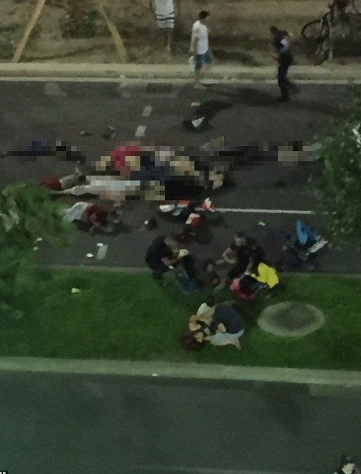 Σοκ και θλίψη -Φωτογραφίες και βίντεο από τη νέα νύχτα τρόμου στη Νίκαια της Γαλλίας [εικόνες & βίντεο] | iefimerida.gr 10