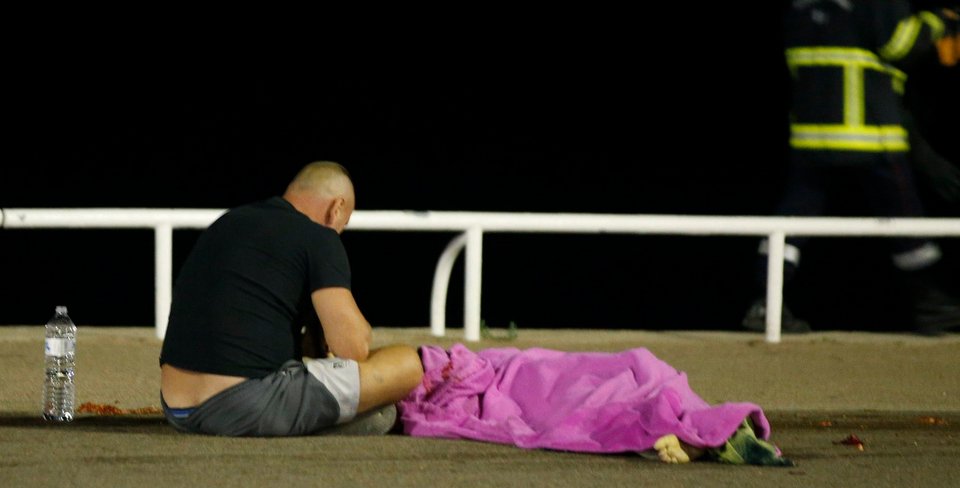 Σοκ και θλίψη -Φωτογραφίες και βίντεο από τη νέα νύχτα τρόμου στη Νίκαια της Γαλλίας [εικόνες & βίντεο] | iefimerida.gr 12