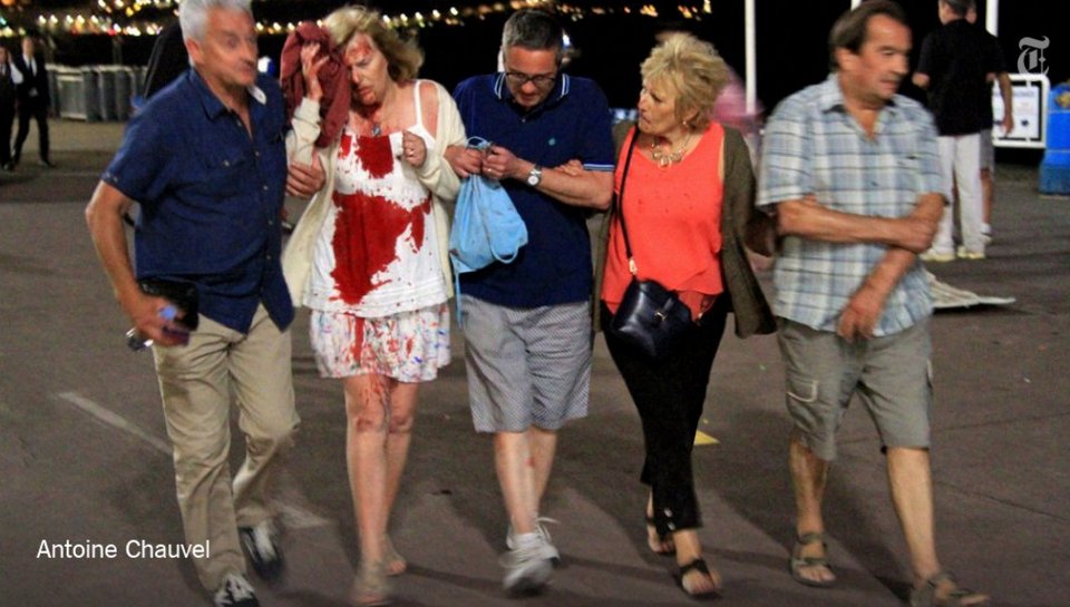 Σοκ και θλίψη -Φωτογραφίες και βίντεο από τη νέα νύχτα τρόμου στη Νίκαια της Γαλλίας [εικόνες & βίντεο] | iefimerida.gr 5