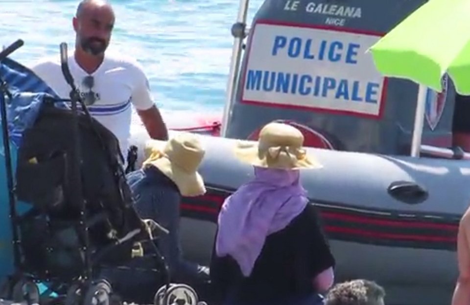 Νίκαια: Λιμενικοί σε βάρκα διατάζουν γυναίκες με χιτζάμπ να φύγουν από την παραλία [εικόνες & βίντεο] | iefimerida.gr 0