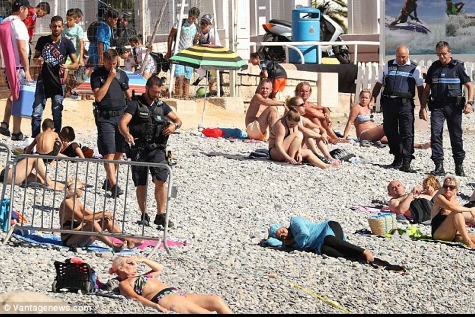 Νίκαια: Αστυνομικοί αναγκάζουν μουσουλμάνα να βγάλει το μπουρκίνι και εκείνη γδύνεται στην παραλία [εικόνες] | iefimerida.gr 0