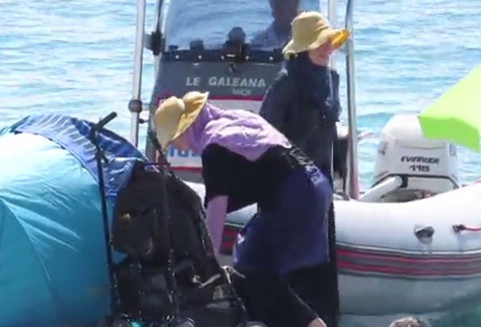 Νίκαια: Λιμενικοί σε βάρκα διατάζουν γυναίκες με χιτζάμπ να φύγουν από την παραλία [εικόνες & βίντεο] | iefimerida.gr 1