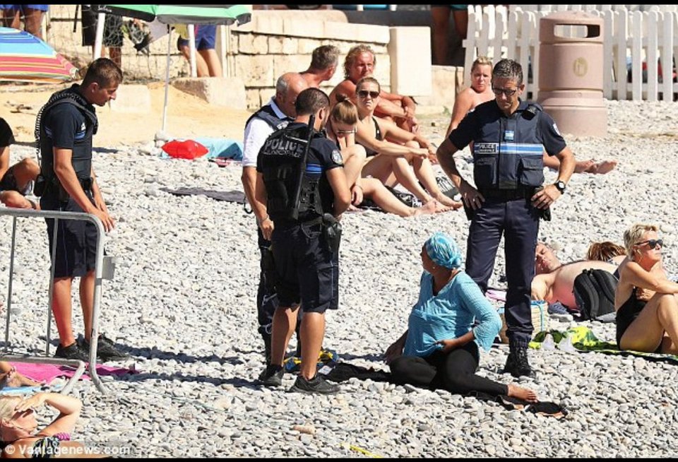 Νίκαια: Αστυνομικοί αναγκάζουν μουσουλμάνα να βγάλει το μπουρκίνι και εκείνη γδύνεται στην παραλία [εικόνες] | iefimerida.gr 1