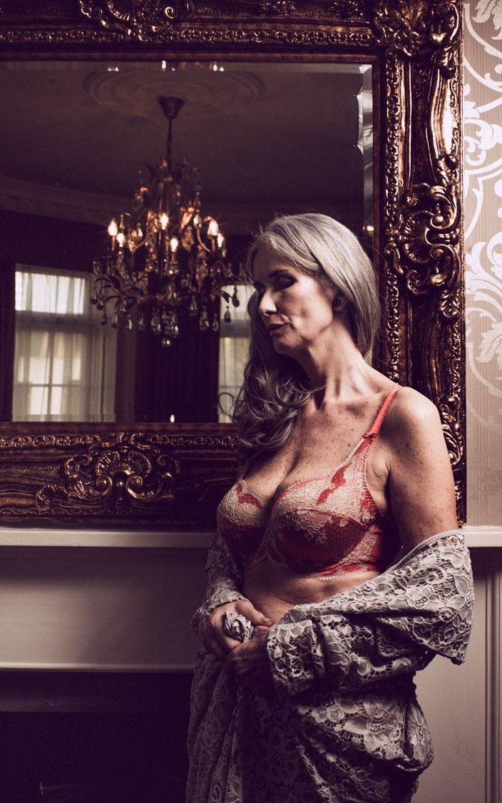 H 56χρονη με το χρυσό μπικίνι ξαναχτυπά, με εσώρουχα! [εικόνες] | iefimerida.gr 2