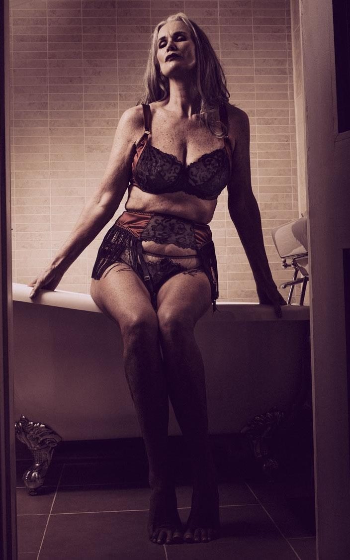 H 56χρονη με το χρυσό μπικίνι ξαναχτυπά, με εσώρουχα! [εικόνες] | iefimerida.gr 4