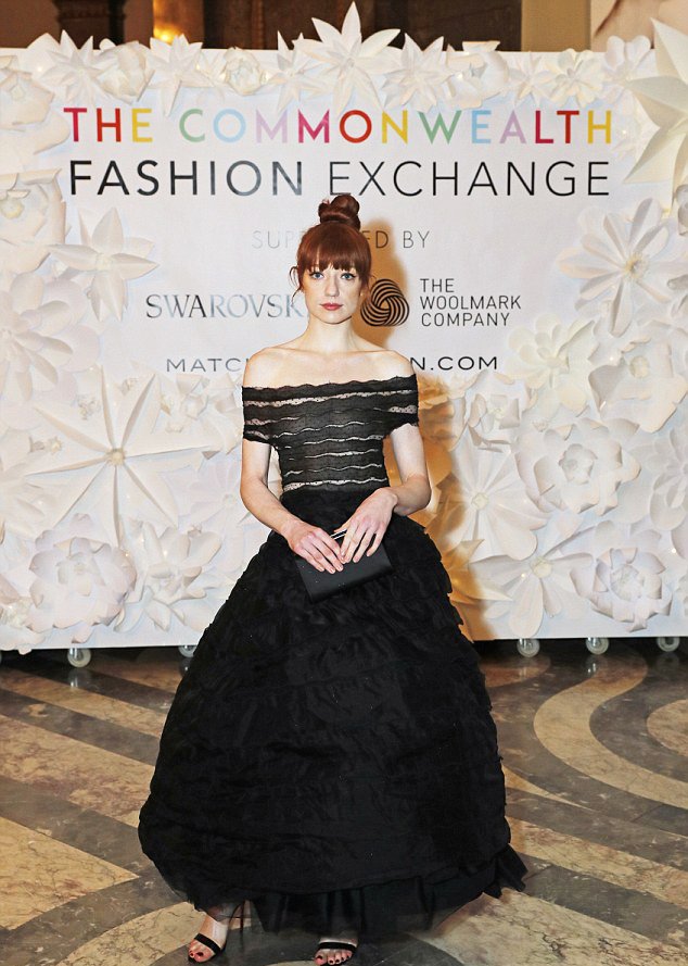 Η τραγουδίστρια που πήγε ντυμένη με Celia Kritharioti, στην ίδια εκδήλωση με την Κέιτ Μίντλετον [εικόνες] | iefimerida.gr 0