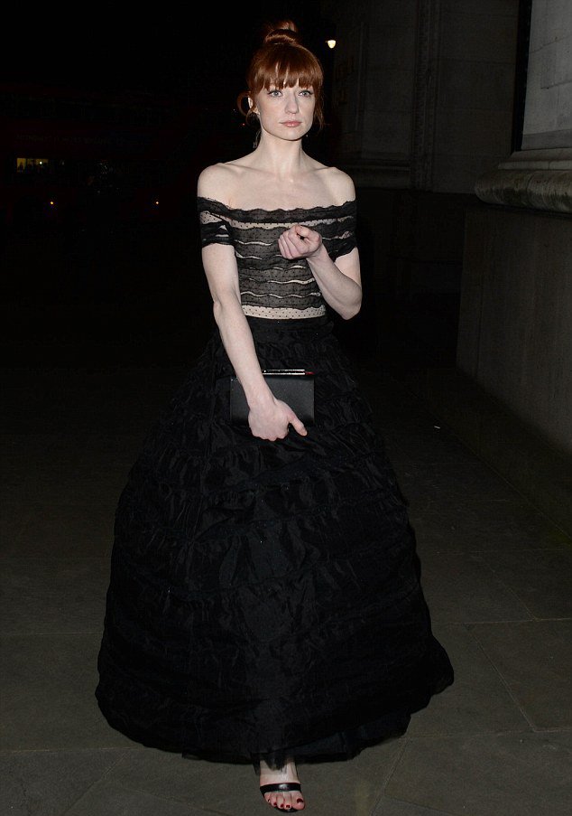 Η τραγουδίστρια που πήγε ντυμένη με Celia Kritharioti, στην ίδια εκδήλωση με την Κέιτ Μίντλετον [εικόνες] | iefimerida.gr 1