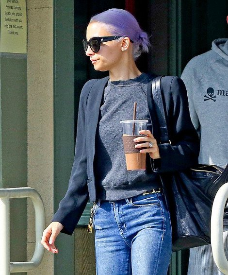 Από το κακό στο χειρότερο -Η σκελετωμένη Νικόλ Ρίτσι έβαψε τα μαλλιά της λιλά [εικόνες] | iefimerida.gr 0