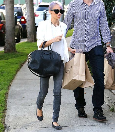 Από το κακό στο χειρότερο -Η σκελετωμένη Νικόλ Ρίτσι έβαψε τα μαλλιά της λιλά [εικόνες] | iefimerida.gr 1