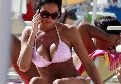 Ένα εκ. ευρώ ζητάει βουλευτίνα από τον Σίλβιο για να παραιτηθεί [εικόνες] | iefimerida.gr 0