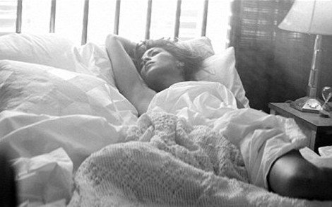 Η Νικόλ Σέρζινγκερ φοράει μόνο το σεντόνι της και κυλιέται στο κρεβάτι [εικόνες&βίντεο] | iefimerida.gr 0