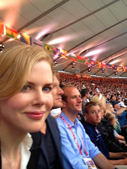 Πανηγυρισμοί και χασμουρητά: Οι διάσημοι παρακολουθούν από κοντά Ολυμπιακούς [εικόνες] | iefimerida.gr 4