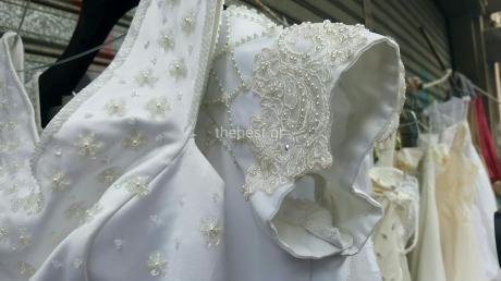 Στις λαϊκές της Πάτρας πουλούν τώρα και... νυφικά φορέματα -Με 50 ευρώ! [εικόνες] | iefimerida.gr 4