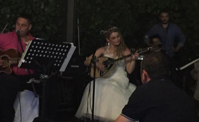 Eκλεψε τις εντυπώσεις - Νύφη έπαιξε μπουζούκι στον γάμο της [εικόνες] | iefimerida.gr 0