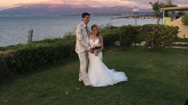 Eκλεψε τις εντυπώσεις - Νύφη έπαιξε μπουζούκι στον γάμο της [εικόνες] | iefimerida.gr 1