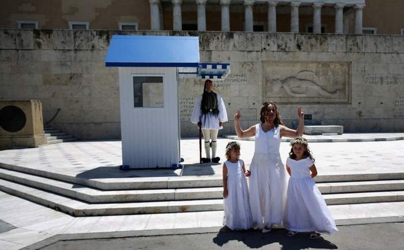 Και ξαφνικά, μια νύφη ποζάρει στο Σύνταγμα με τα παρανυφάκια της! [εικόνα] | iefimerida.gr 0