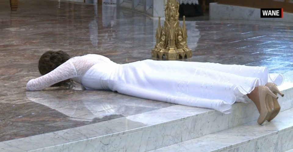 Viral: Γυναίκα στις ΗΠΑ παντρεύτηκε τον Χριστό -Μια διαφορετική τελετή [εικόνες & βίντεο] | iefimerida.gr 1