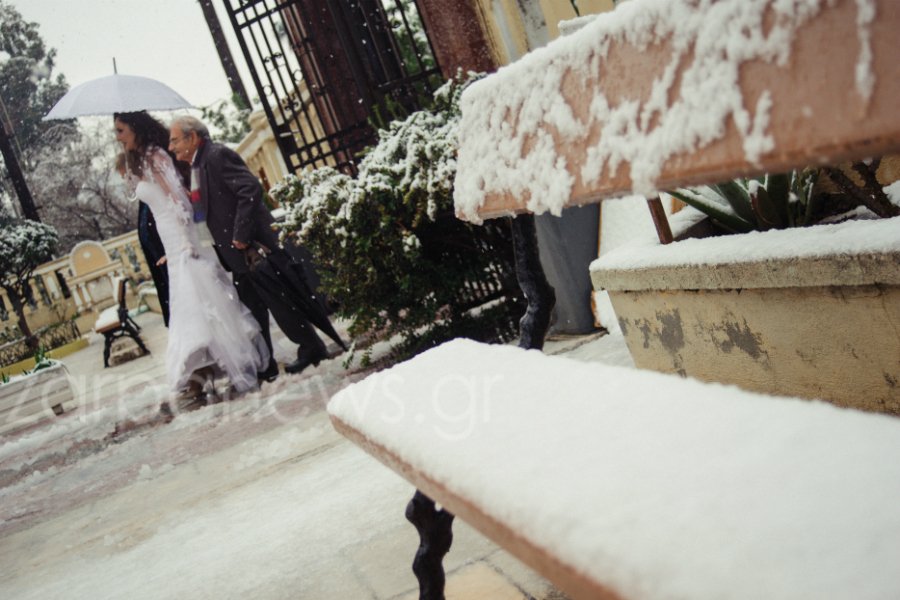 «Ατρόμητη» νύφη στα Χανιά δεν πτοήθηκε από το χιόνι- Πήγε στην εκκλησία με στράπλες φόρεμα [εικόνες] | iefimerida.gr 0