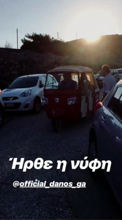 O γάμος του Γιώργου Χρανιώτη στην Τήνο -Με σανδάλια ο γαμπρός, ο Ντάνος έφερε τη νύφη [εικόνες] | iefimerida.gr 4