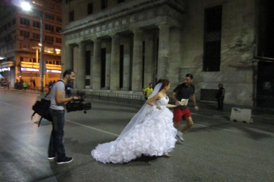 Η νύφη το 'σκασε με ...μαραθωνοδρόμο[εικόνες] | iefimerida.gr 1