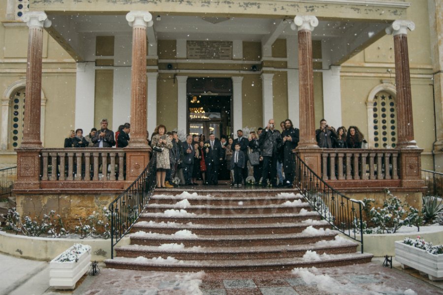 «Ατρόμητη» νύφη στα Χανιά δεν πτοήθηκε από το χιόνι- Πήγε στην εκκλησία με στράπλες φόρεμα [εικόνες] | iefimerida.gr 2