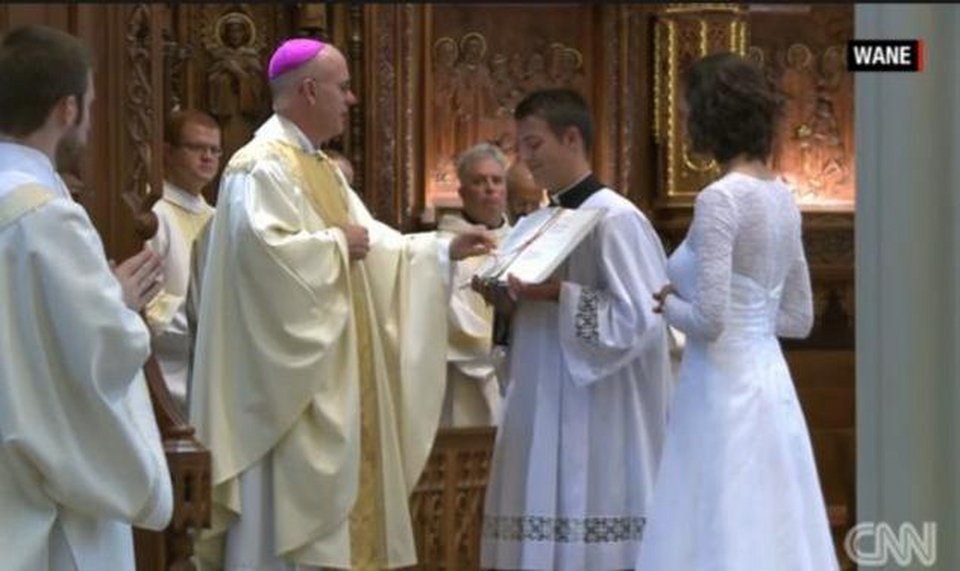 Viral: Γυναίκα στις ΗΠΑ παντρεύτηκε τον Χριστό -Μια διαφορετική τελετή [εικόνες & βίντεο] | iefimerida.gr 0