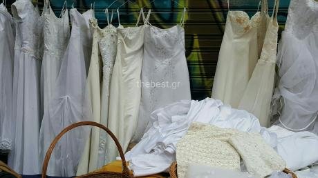 Στις λαϊκές της Πάτρας πουλούν τώρα και... νυφικά φορέματα -Με 50 ευρώ! [εικόνες] | iefimerida.gr 2