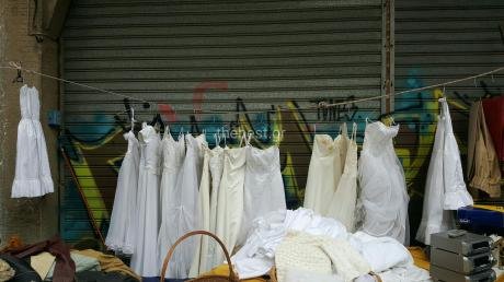 Στις λαϊκές της Πάτρας πουλούν τώρα και... νυφικά φορέματα -Με 50 ευρώ! [εικόνες] | iefimerida.gr 3