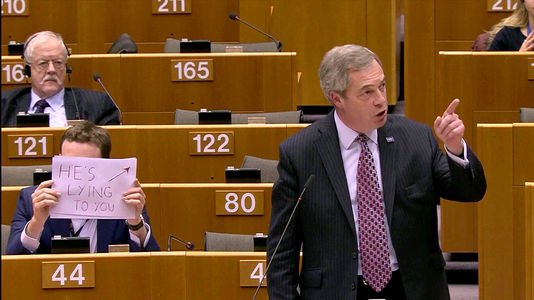 «Σας λέει ψέματα» -Το απίστευτο σύνθημα την ώρα που μιλούσε ο Νάιτζελ Φάρατζ [βίντεο] | iefimerida.gr 0