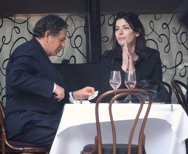 Εβγαλε τη Νιγκέλα Λόουσον ξανά για φαγητό, λίγες ημέρες αφότου πήγε να την πνίξει [εικόνες] | iefimerida.gr 0