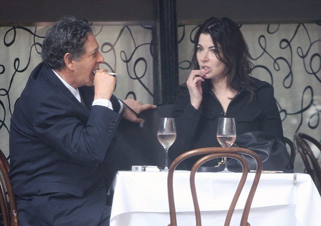 Εβγαλε τη Νιγκέλα Λόουσον ξανά για φαγητό, λίγες ημέρες αφότου πήγε να την πνίξει [εικόνες] | iefimerida.gr 1