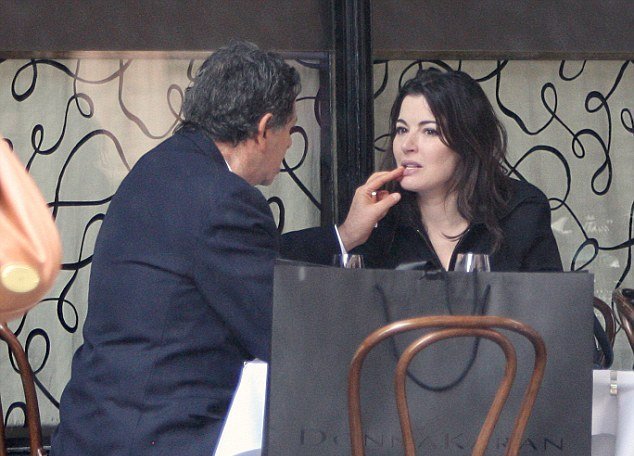 Εβγαλε τη Νιγκέλα Λόουσον ξανά για φαγητό, λίγες ημέρες αφότου πήγε να την πνίξει [εικόνες] | iefimerida.gr 2