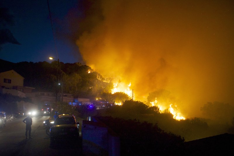 Ανεξέλεγκτες οι φωτιές στη Ν. Γαλλία -10.000 άνθρωποι εγκατέλειψαν τα σπίτια τους [εικόνες & βίντεο]  | iefimerida.gr 0