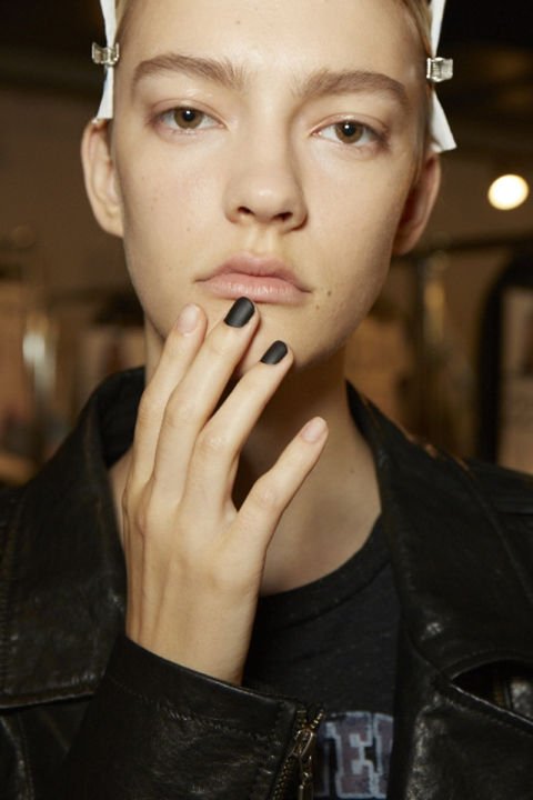 Η τελευταία τάση στα νύχια -Επιστροφή στην απλότητα [εικόνες] | iefimerida.gr 11