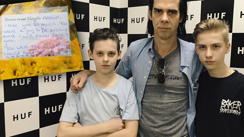 Το συγκινητικό μήνυμα του Ψαραντώνη στον Νικ Κέιβ για το θάνατο του γιου του [εικόνες&βίντεο] | iefimerida.gr 6