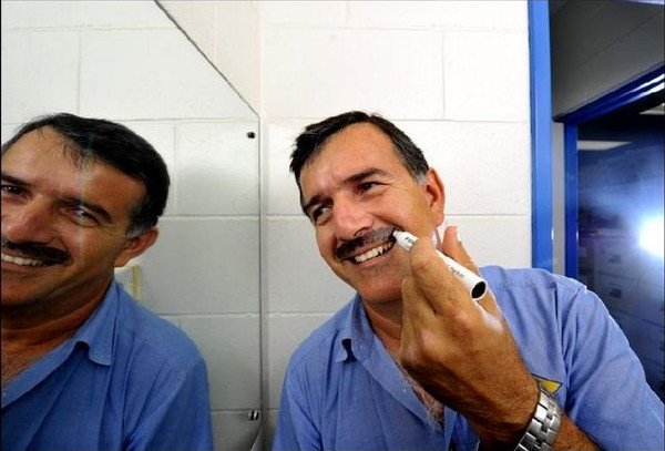 Νικ Χαλκίτης -Ο ομογενής που μάζεψε με το... μουστάκι του 29.000 δολάρια [εικόνες] | iefimerida.gr 0