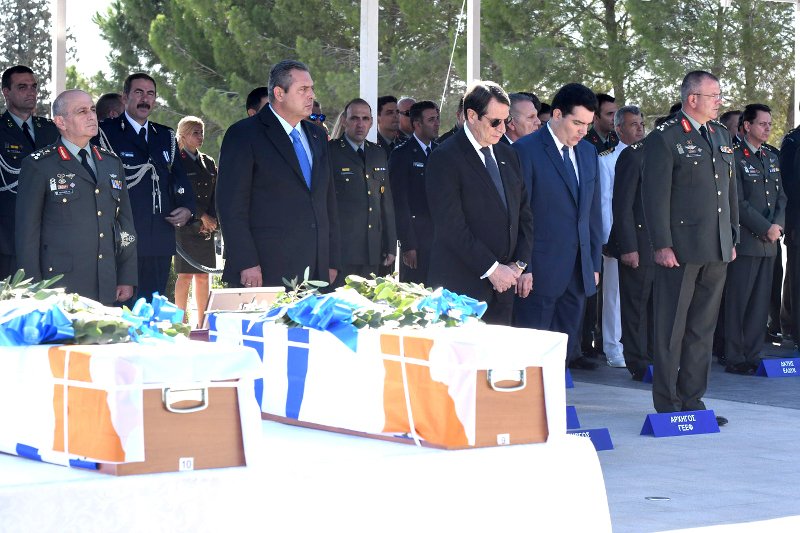 Παραδόθηκαν τα λείψανα των 16 Ελλήνων καταδρομέων, που υπερασπίστηκαν την Κύπρο το 1974 [εικόνες] | iefimerida.gr 1