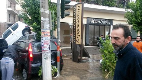 Βιβλική καταστροφή στη Νίκαια: Δρόμοι-χείμαρροι διέλυσαν αυτοκίνητα [εικόνες] | iefimerida.gr 0