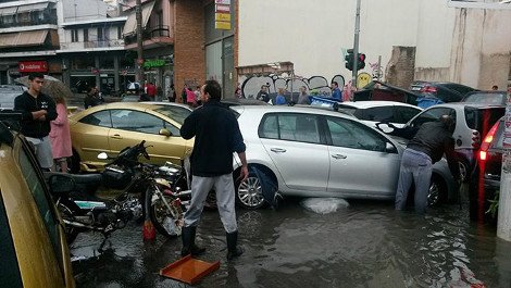 Βιβλική καταστροφή στη Νίκαια: Δρόμοι-χείμαρροι διέλυσαν αυτοκίνητα [εικόνες] | iefimerida.gr 1
