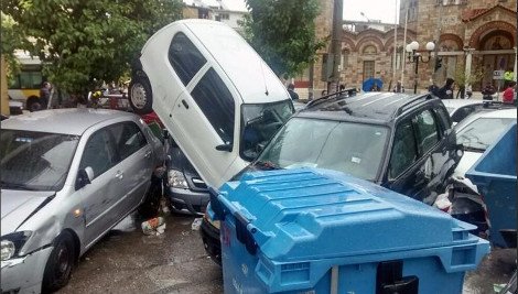 Βιβλική καταστροφή στη Νίκαια: Δρόμοι-χείμαρροι διέλυσαν αυτοκίνητα [εικόνες] | iefimerida.gr 2