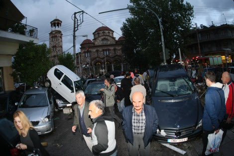 Βιβλική καταστροφή στη Νίκαια: Δρόμοι-χείμαρροι διέλυσαν αυτοκίνητα [εικόνες] | iefimerida.gr 3